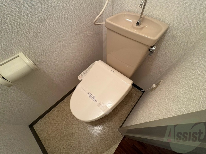 トイレ　こちらはトイレです。清潔感があり、安心して使用できます。