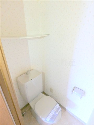 トイレ　棚付きのトイレ