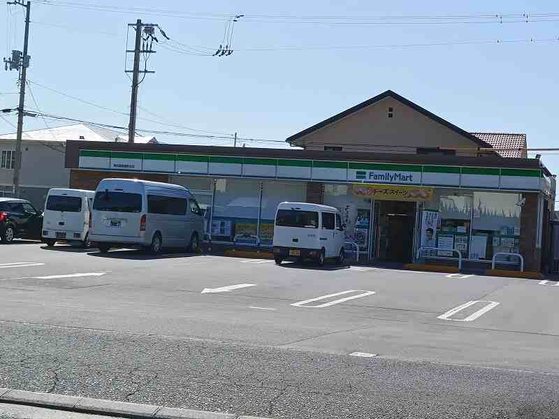 コンビニ　ファミリーマート（コンビニ）まで515m