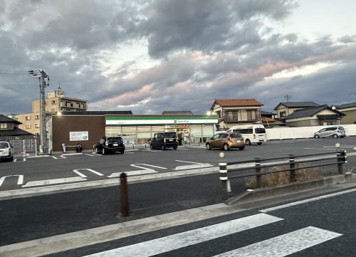 コンビニ　ファミリーマート 梅坪駅店（コンビニ）まで321m