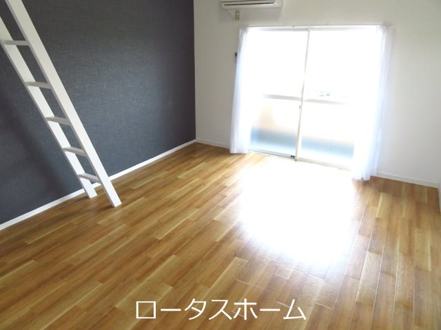 デビュース隼人の居間写真
