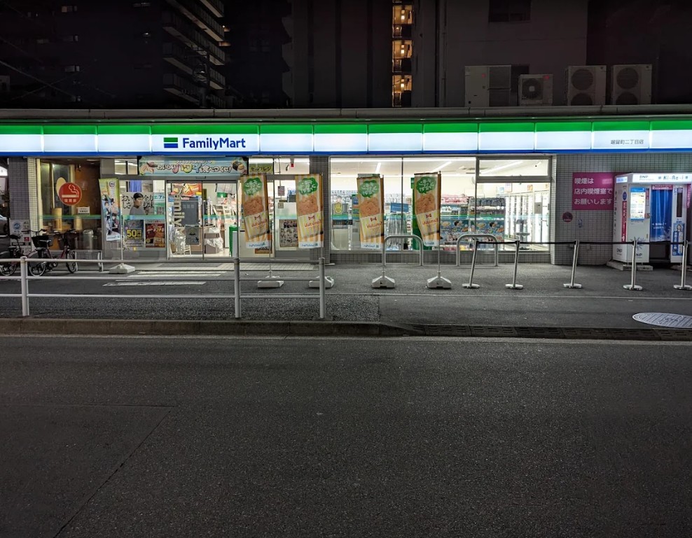 コンビニ　ファミリーマート堀留町二丁目店（コンビニ）まで133m