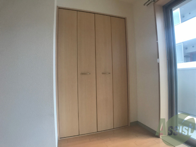 収納　大きな扉のクローゼット、たくさん洋服が入りそうですね！