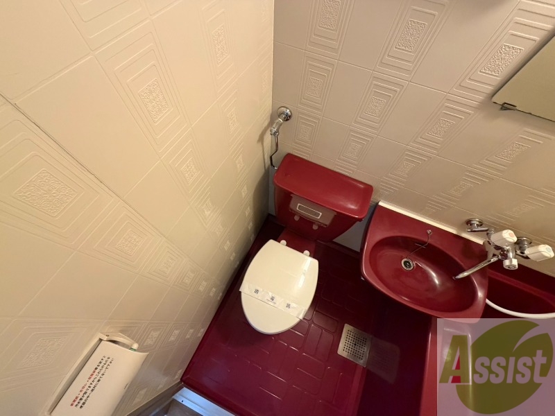 トイレ　ユニットバス内のトイレです。一人暮らしなら十分ですね。