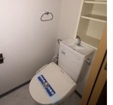 トイレ　落ち着いた色調のトイレです