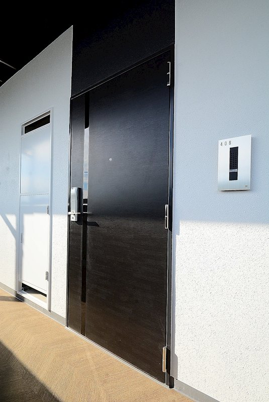 玄関　■モニタ付インターホン■ディンプルキー■2重鍵■ダウンライト