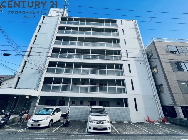 建物外観　エレベーター付きで重たい荷物も楽々♪
