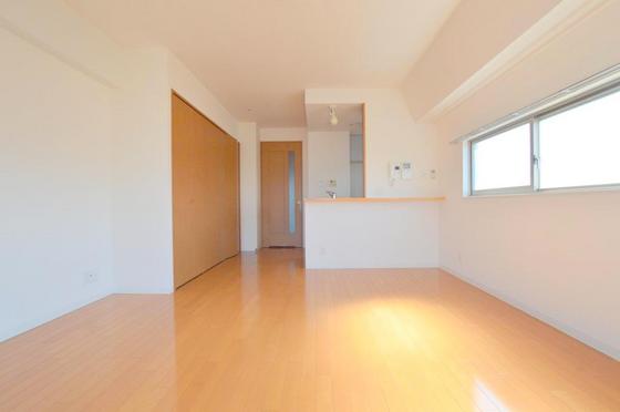 居室・リビング　カウンターキッチン・角部屋の明るいお部屋