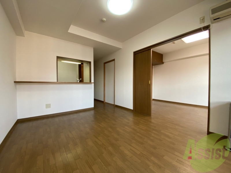 居室・リビング　木目のフローリングは落ち着きのある印象のお部屋になりますね。
