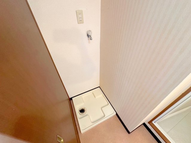 その他設備　嬉しい室内洗濯機置場。これで洗濯機も長持ちしますね。
