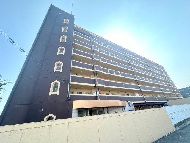 建物外観　存在感のある外観は落ちついた色合いで、堂々としていますね。