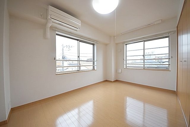 居室・リビング　★明るい角部屋★