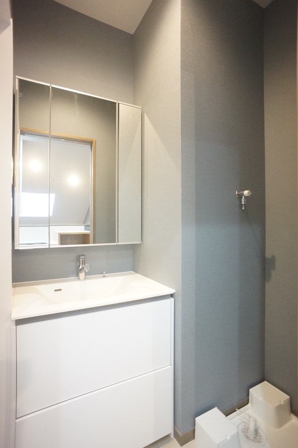 洗面設備　３面鏡シャンプードレッサー仕様！室内洗濯機置場！窓あります！