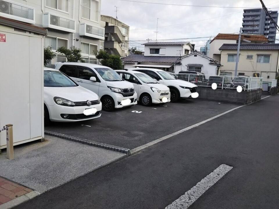 【松山市宮西のアパートの駐車場】