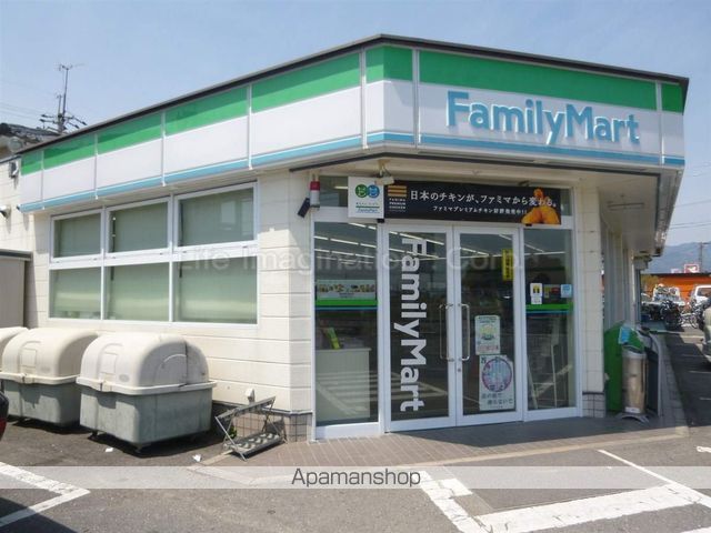 コンビニ　ファミリーマート（コンビニ）まで681m