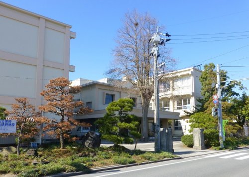 【境港市誠道町のマンションの小学校】