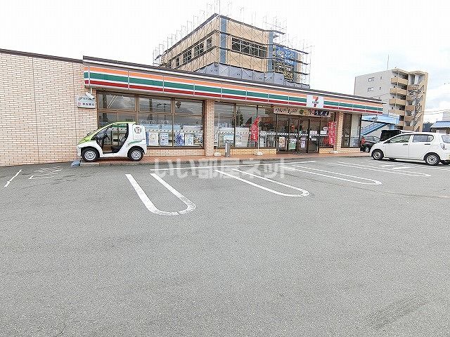 【津市栗真町屋町のアパートのコンビニ】