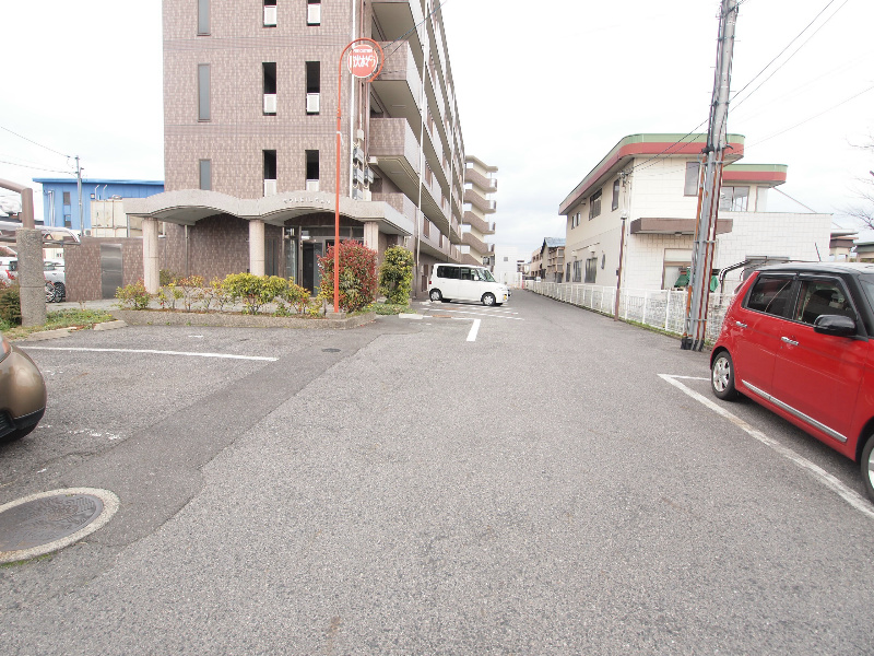 【守山市播磨田町のマンションの駐車場】