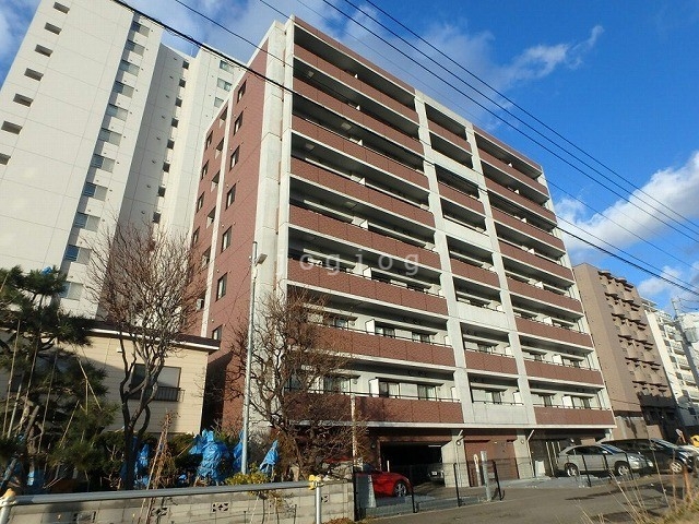 【札幌市東区北七条東のマンションの建物外観】