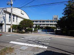 【西脇市小坂町のマンションの小学校】