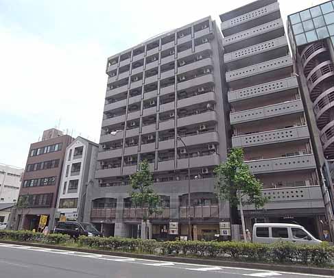 【京都市右京区西院三蔵町のマンションの建物外観】