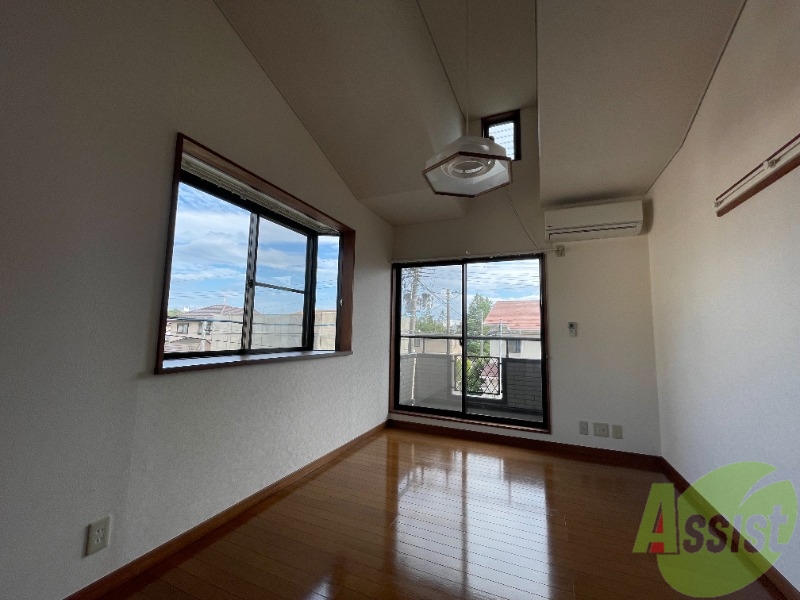 居室・リビング　陽当たりが良く、広々として過ごしやすそうです。