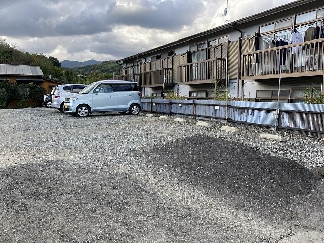 【小田原市荻窪のアパートの駐車場】