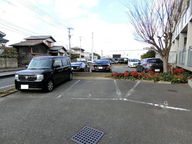 【サンリバーハウスの駐車場】