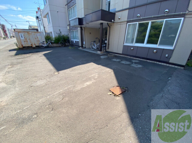 【札幌市北区麻生町のマンションの駐車場】