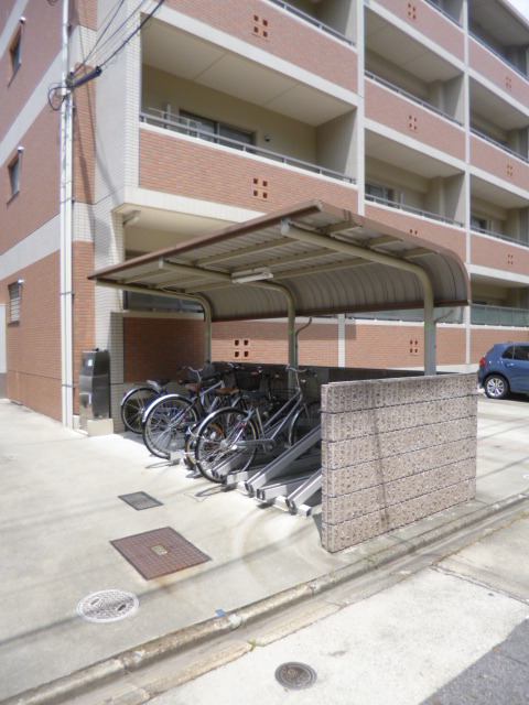 その他共有部分　嬉しい屋根つき駐輪場です♪