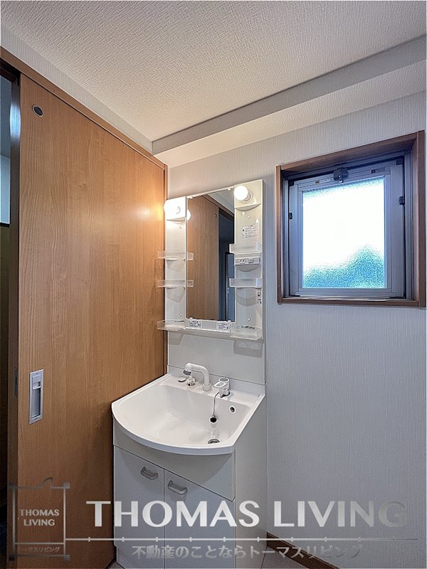 洗面設備　小窓があり換気がしやすいですね。