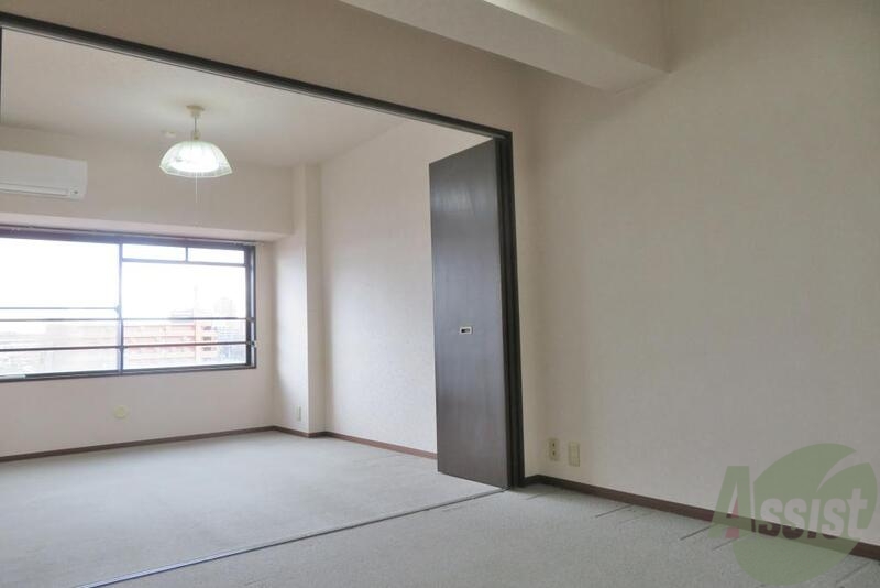 居室・リビング　大きな窓から入る日差しが暖かいお部屋です。