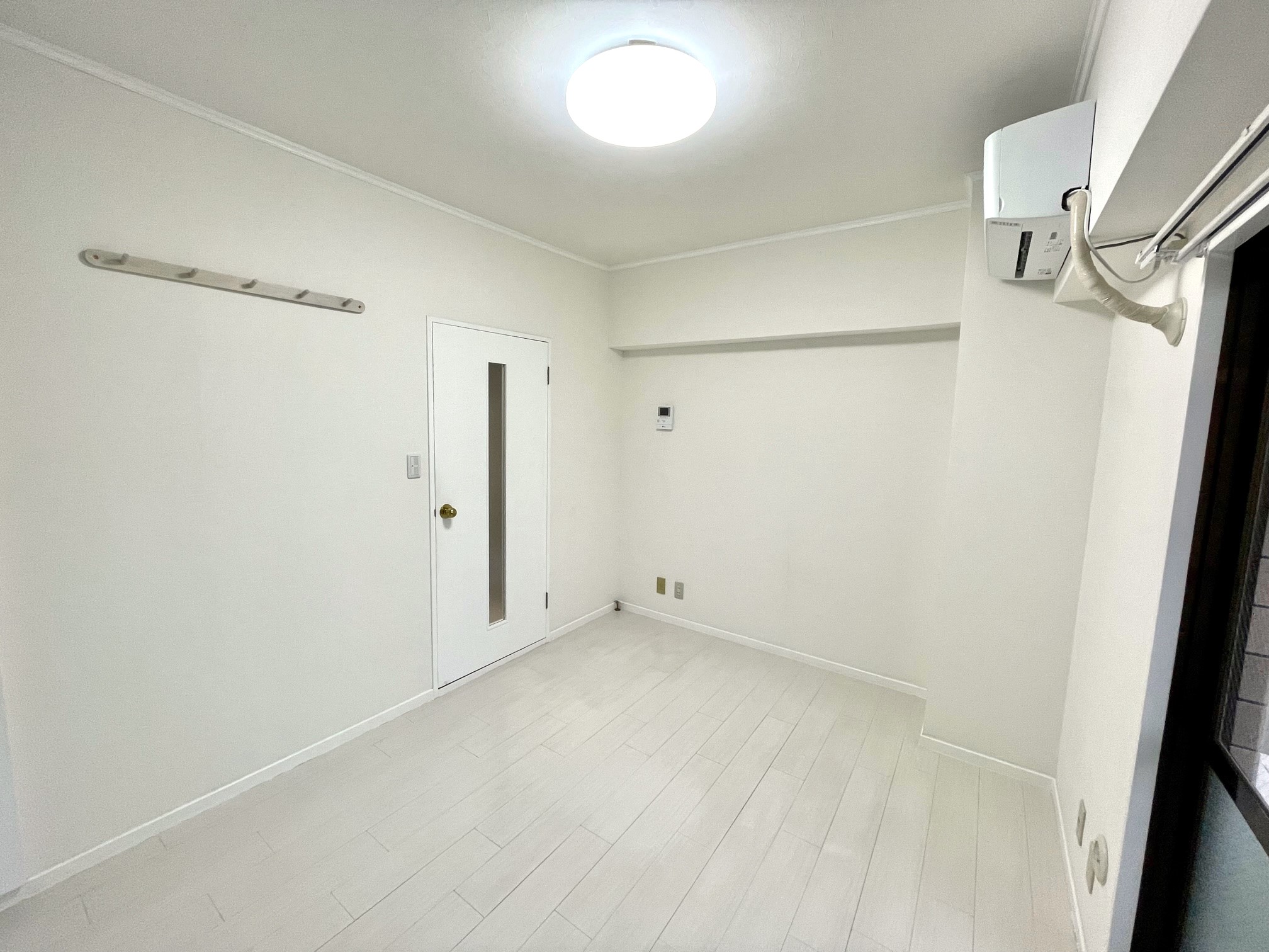 セキュリティ　白を基調とした清潔感ある空間。モニター付きインターフォンあり