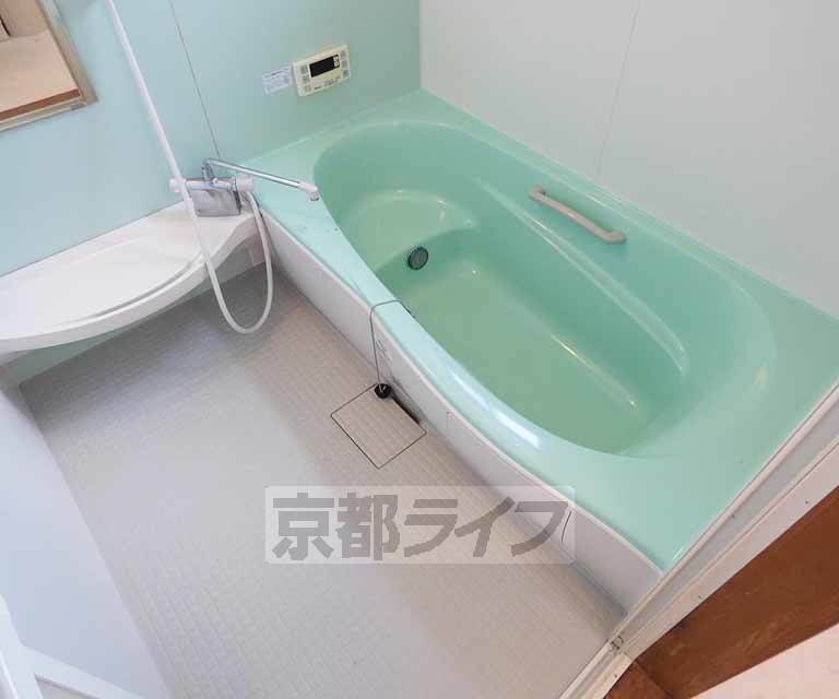 バス・シャワールーム　広々とした浴室です。