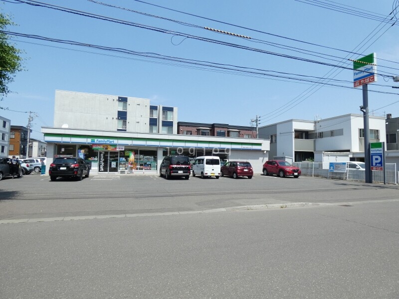 コンビニ　ファミリーマート札幌北33条東10丁目店（コンビニ）まで317m