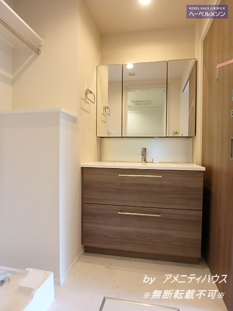 洗面設備　●朝の準備もラクラク　快適な独立洗面スペースあり。