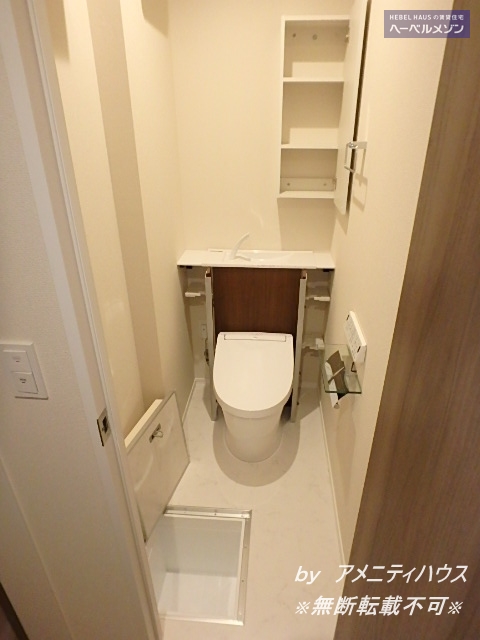 トイレ　●温水洗浄暖房便座付きの快適なトイレスペース。