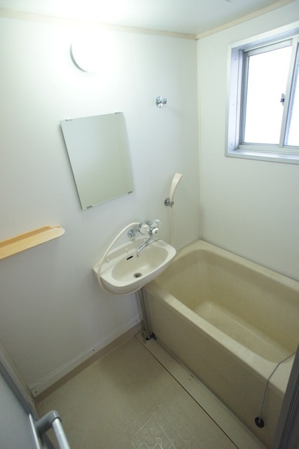 バス・シャワールーム　バストイレ別！湯船につかることで日頃の疲れを癒せます♪