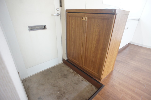 玄関　玄関には下駄箱があるのでスッキリとした空間を保てます