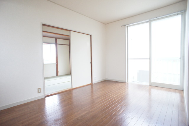 居室・リビング　明るく開放感のあるダイニングキッチンです♪