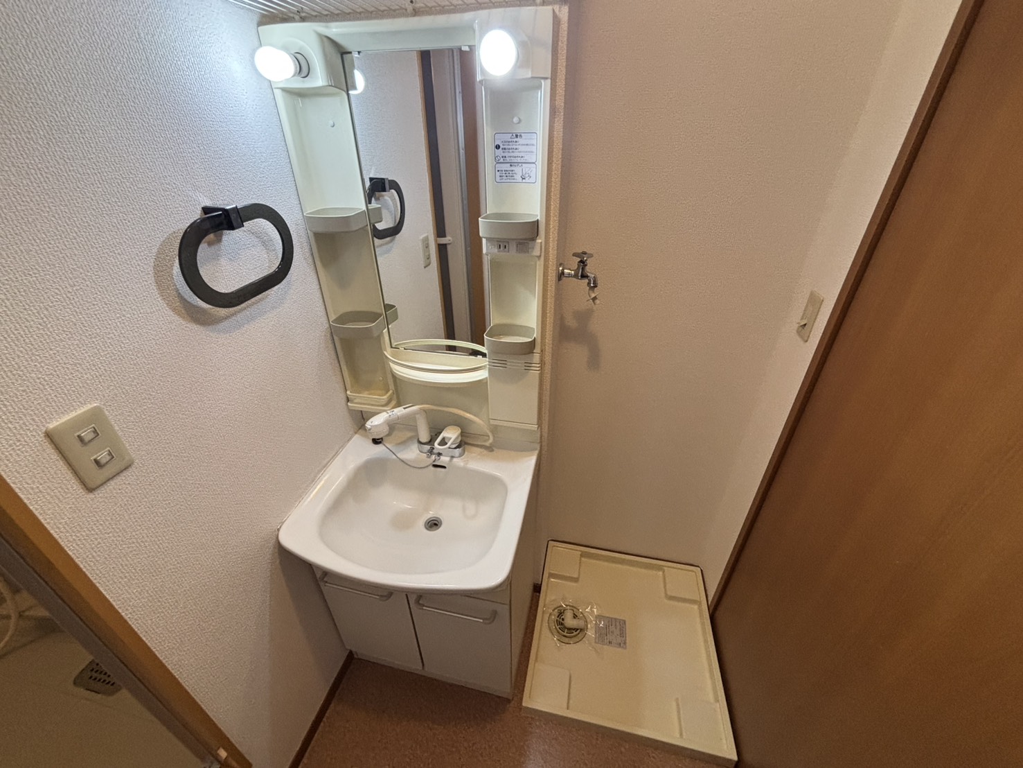 洗面設備　シャワー付洗面化粧台