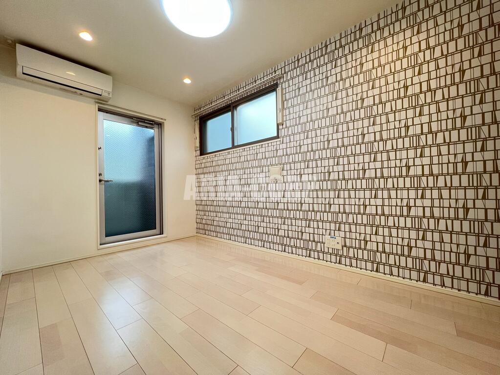居室・リビング　白を基調としたお部屋！ポイントクロス採用でお洒落な空間です！