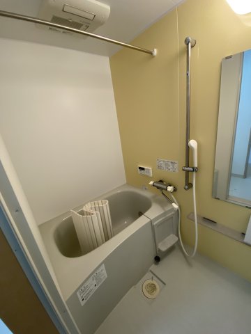 バス・シャワールーム　※床、建具、クロス等の色合い、模様は部屋毎に異なります。