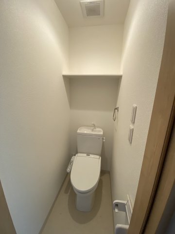 トイレ　※床、建具、クロス等の色合い、模様は部屋毎に異なります。