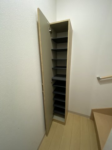 玄関　※床、建具、クロス等の色合い、模様は部屋毎に異なります。