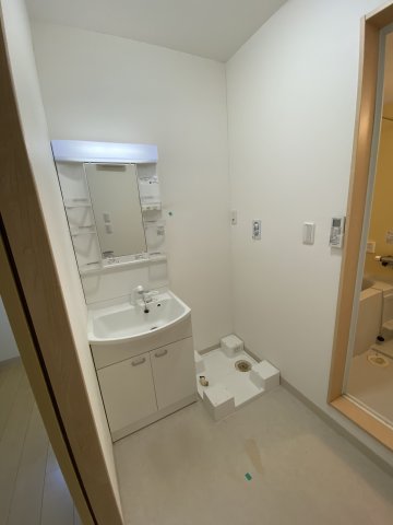 洗面設備　※床、建具、クロス等の色合い、模様は部屋毎に異なります。