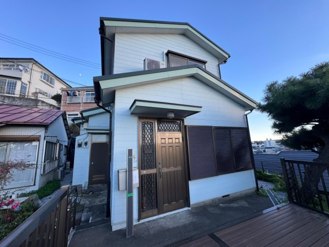 建物外観　玄関前にテラスあり