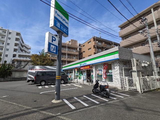 コンビニ　ファミリーマート戸塚吉田町店（コンビニ）まで320m
