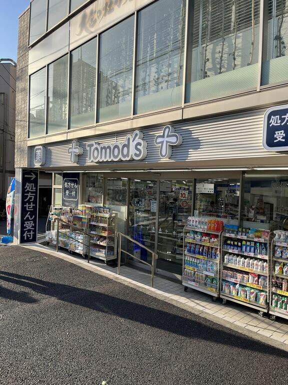 ドラックストア　トモズクイーンズ伊勢丹仙川店（ドラッグストア）まで167m