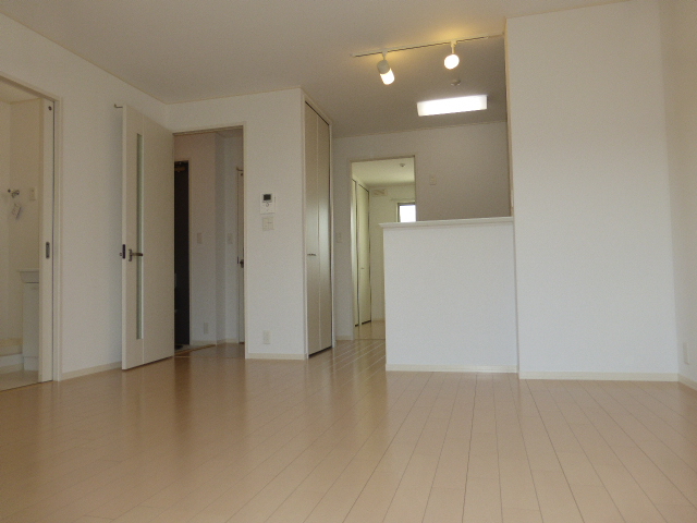 居室・リビング　リビング12帖　対面キッチン施工　明るい室内